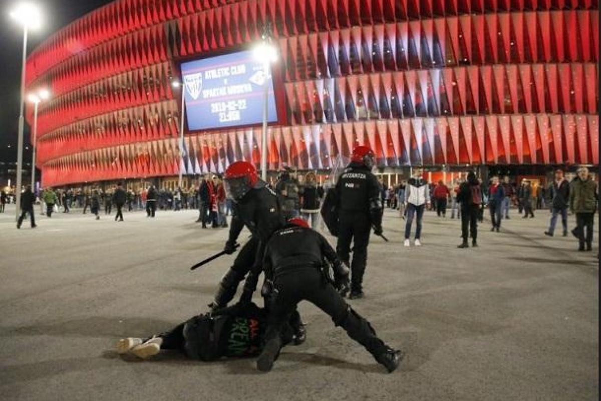 В Испании ультрас российского "Спартака" устроили кровавые столкновения, погиб коп В Испании ультрас российского "Спартака" устроили кровавые столкновения, погиб коп