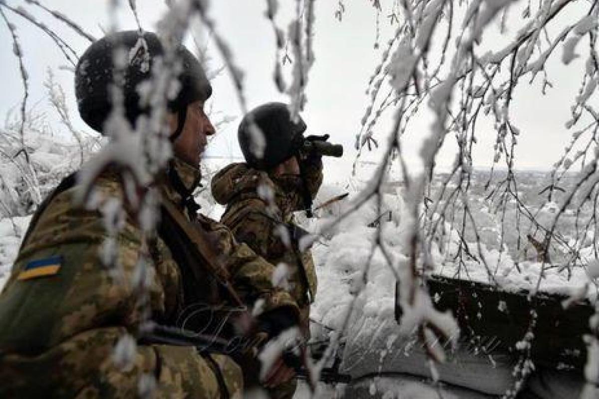 В результате вражеских обстрелов погиб один военнослужащий, еще семеро получили ранения В результате вражеских обстрелов погиб один военнослужащий, еще семеро получили ранения