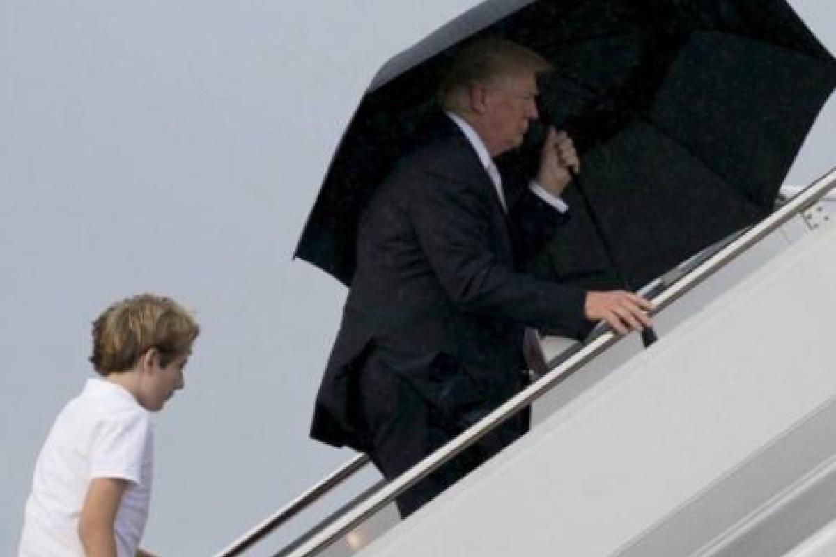 «Прическа важнее»: Трамп оставил мокнуть под дождем жену и сына, забрав себе зонтик «Прическа важнее»: Трамп оставил мокнуть под дождем жену и сына, забрав себе зонтик