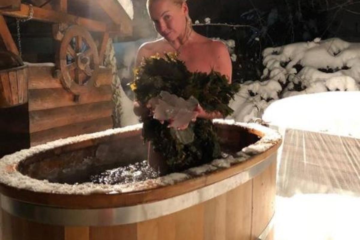 "То веник, то букет роз": Волочкова обнажилась и вышла на улицу