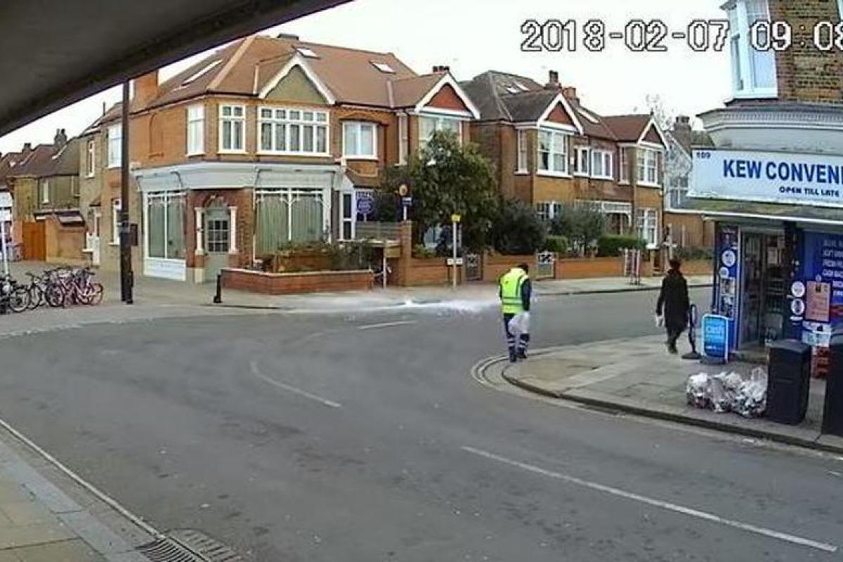 В Лондоне глыба льда чуть не убила дворника, имеющего российские корни: кадры впечатляют