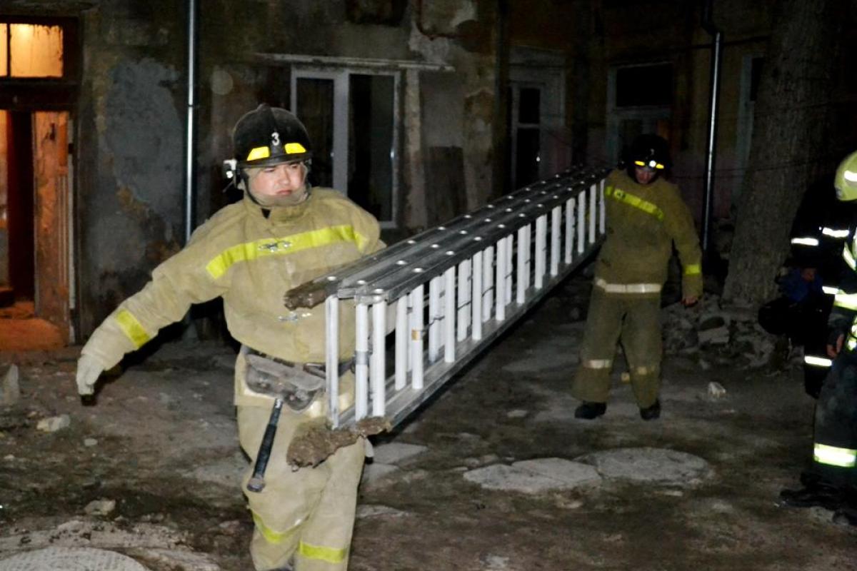 В Одессе обрушился дом: спасатели достали из-под завалов женщину В Одессе обрушился дом: спасатели достали из-под завалов женщину