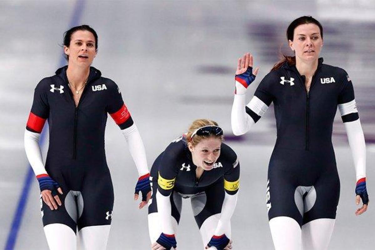 «Дизайнер – извращенец»: сеть обсуждает форму американских конькобежек на Олимпиаде-2018