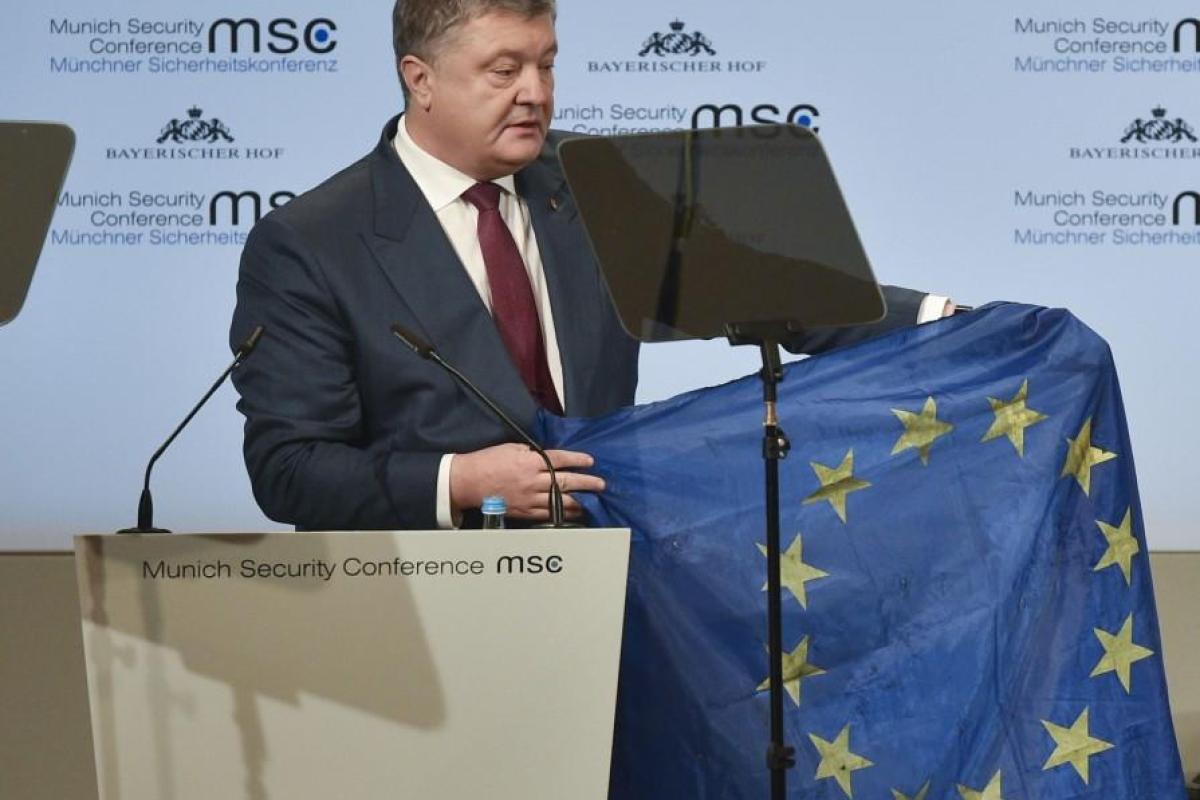 Порошенко привез в Мюнхен флаг ЕС из Авдеевки: о чем говорил президент на конференции Порошенко привез в Мюнхен флаг ЕС из Авдеевки: о чем говорил президент на конференции