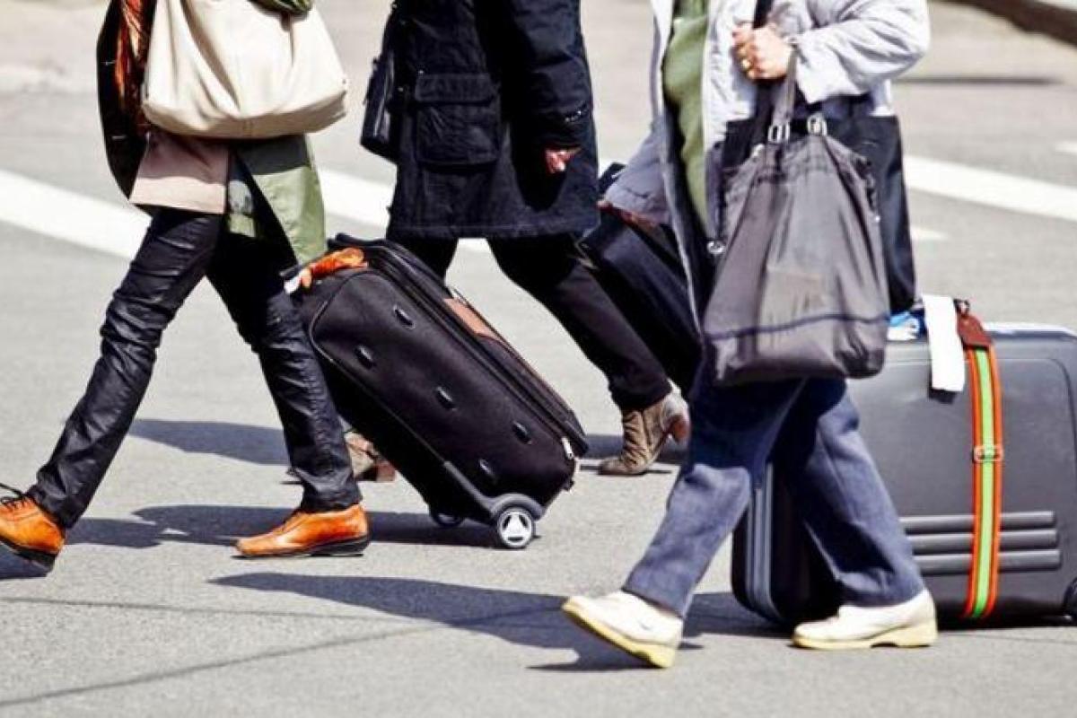 Украинцы массово бегут за границу: в Кабмине встревожены Украинцы массово бегут за границу: в Кабмине встревожены