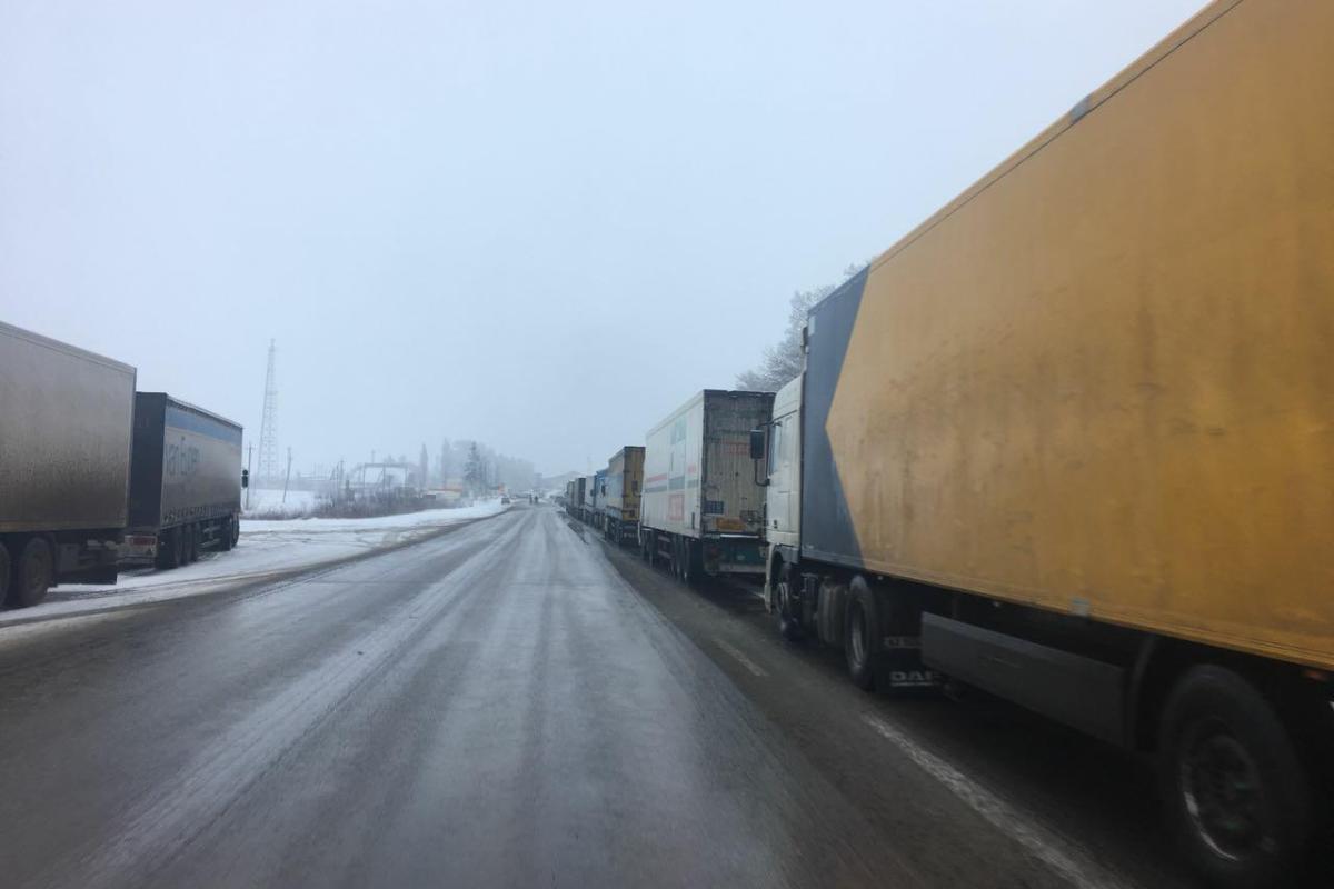 На украинско-российской границе застряли 150 грузовиков На украинско-российской границе застряли 150 грузовиков