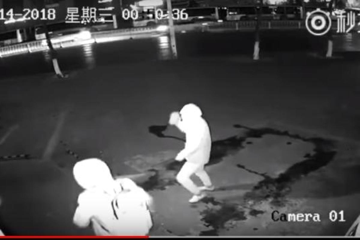 Камера наблюдения засняла самое неудачное ограбление в Шанхае Камера наблюдения засняла самое неудачное ограбление в Шанхае