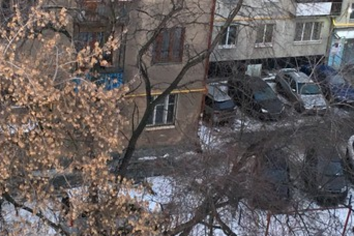 В Екатеринбурге дети гуляли возле трупа мужчины: кадры