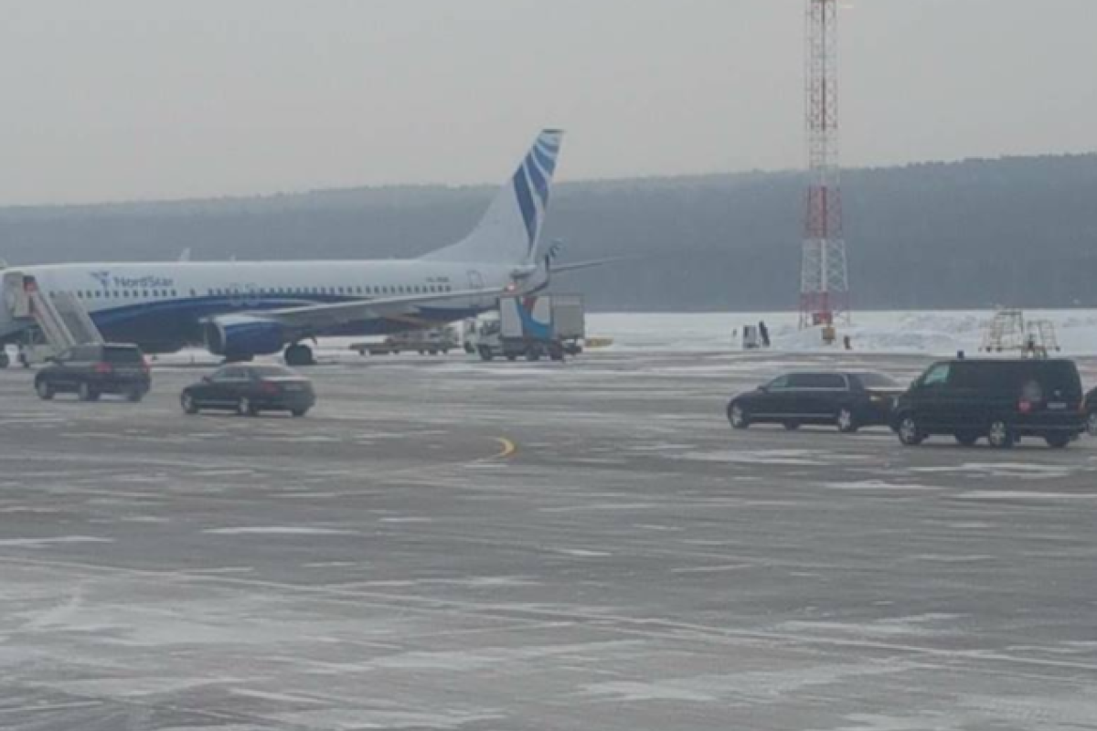 Два часа держали на морозе и запретили смотреть на Путина: "Борт №1" парализовал работу российского аэропорта