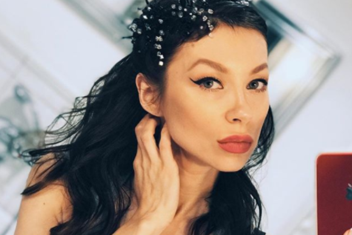 Телеведущая Полина Логунова взбудоражила сеть снимком в чулках и без белья Телеведущая Полина Логунова взбудоражила сеть снимком в чулках и без белья
