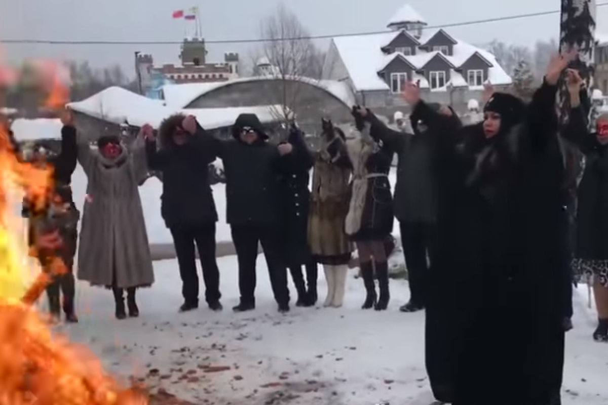 В России при помощи магических обрядов пытаются заставить доллар упасть В России при помощи магических обрядов пытаются заставить доллар упасть