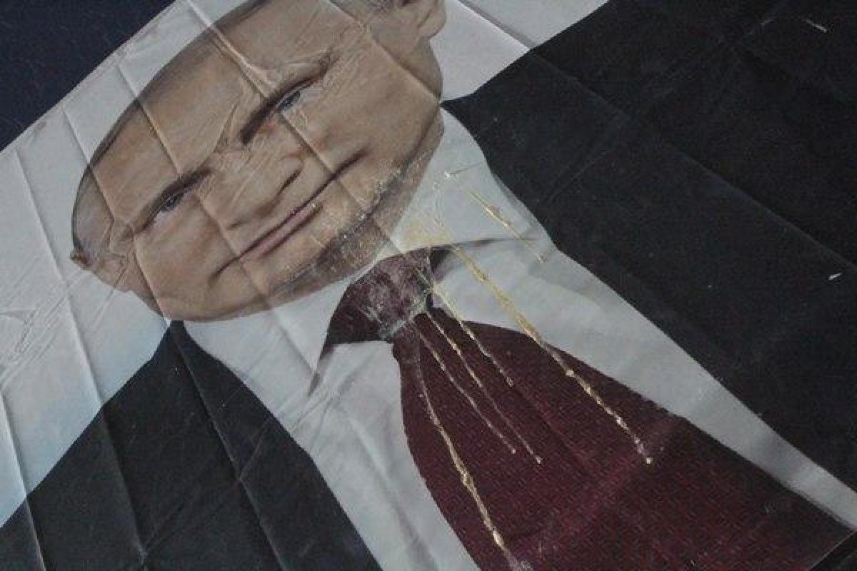 В России баннер с Путиным забросали яйцами: реакция россиян