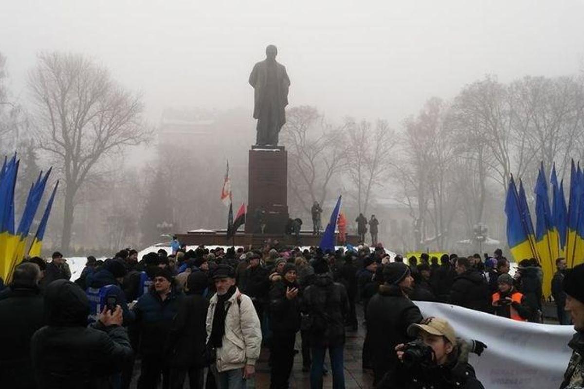 В Киеве у памятника Шевченко проходит митинг за отставку Порошенко: протестующие прорвались за оцепление