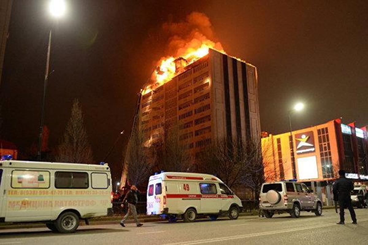 В столице Чечни загорелась 12-этажка В столице Чечни загорелась 12-этажка
