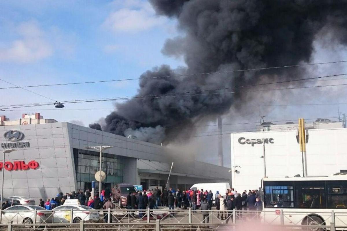 В Санкт-Петербурге горит автоцентр - кадры В Санкт-Петербурге горит автоцентр - кадры