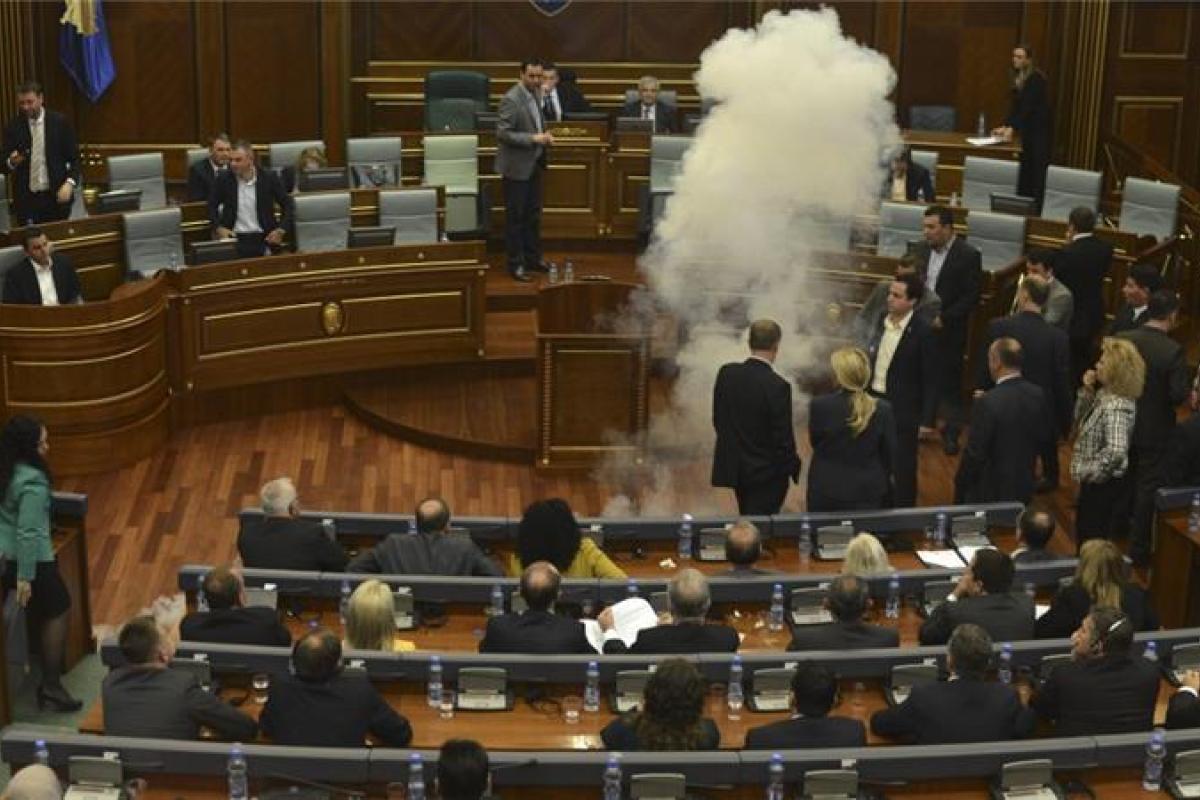 В парламенте Косово распылили слезоточивый газ В парламенте Косово распылили слезоточивый газ