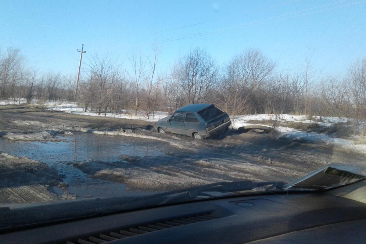 Авария в Лисичанске: "Таврия" попала в ледяную яму Авария в Лисичанске: "Таврия" попала в ледяную яму