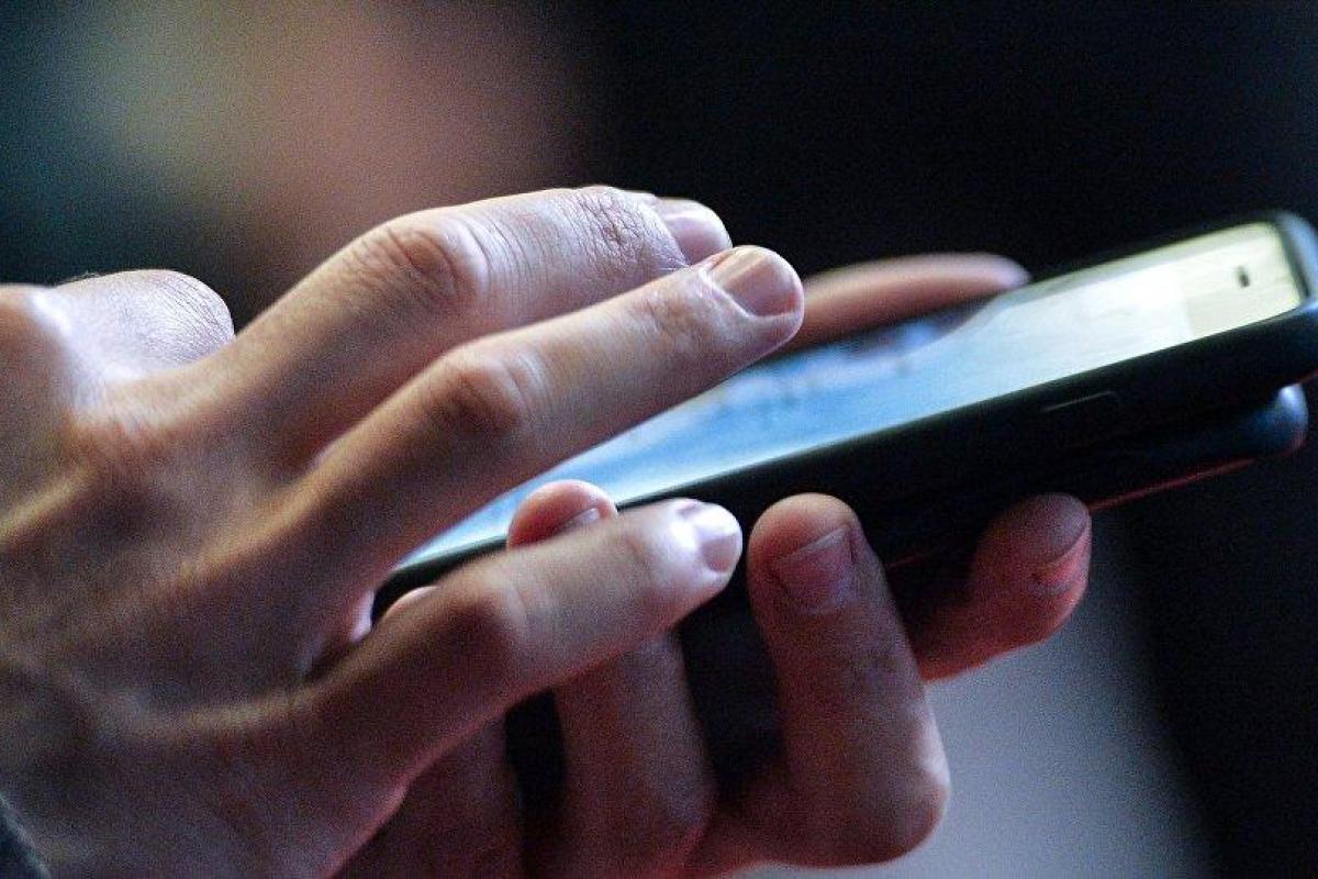 Китаянка доигралась в телефон до операции на мозге