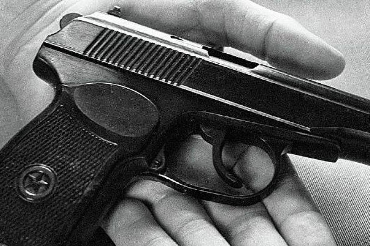 Полицейский покончил с собой неподалеку от резиденции Порошенко Полицейский покончил с собой неподалеку от резиденции Порошенко
