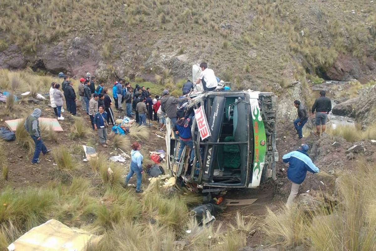 В Перу автобус сорвался в пропасть со 120-метровой высоты: жуткие кадры