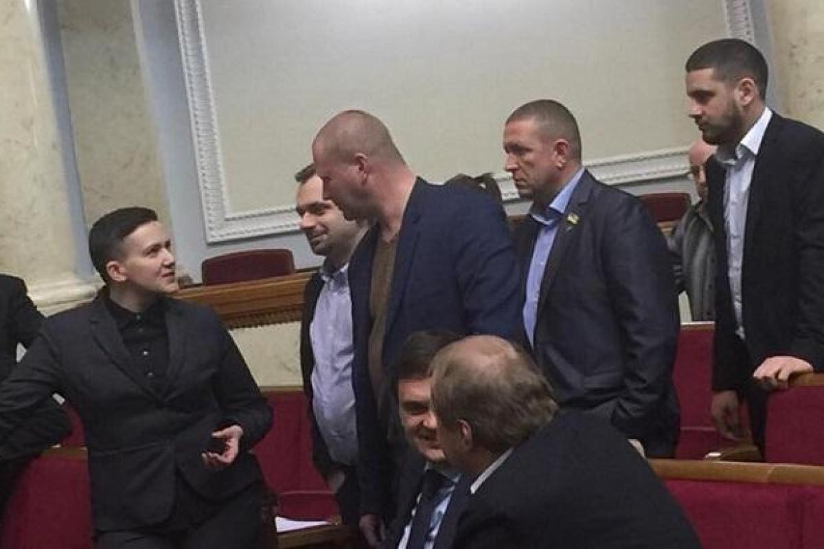 Официально: депутаты запретили себе ходить по Верховной Раде с оружием Официально: депутаты запретили себе ходить по Верховной Раде с оружием