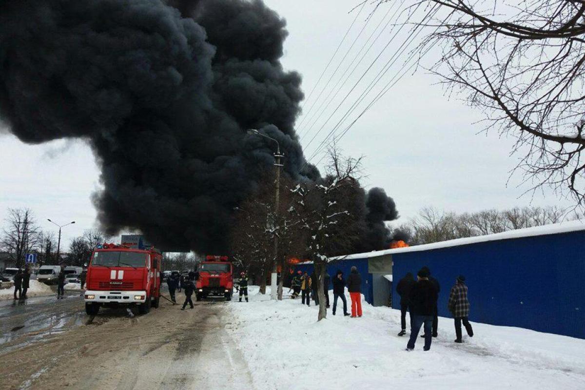 В Черновцах масштабный пожар: пылает Калиновский рынок В Черновцах масштабный пожар: пылает Калиновский рынок