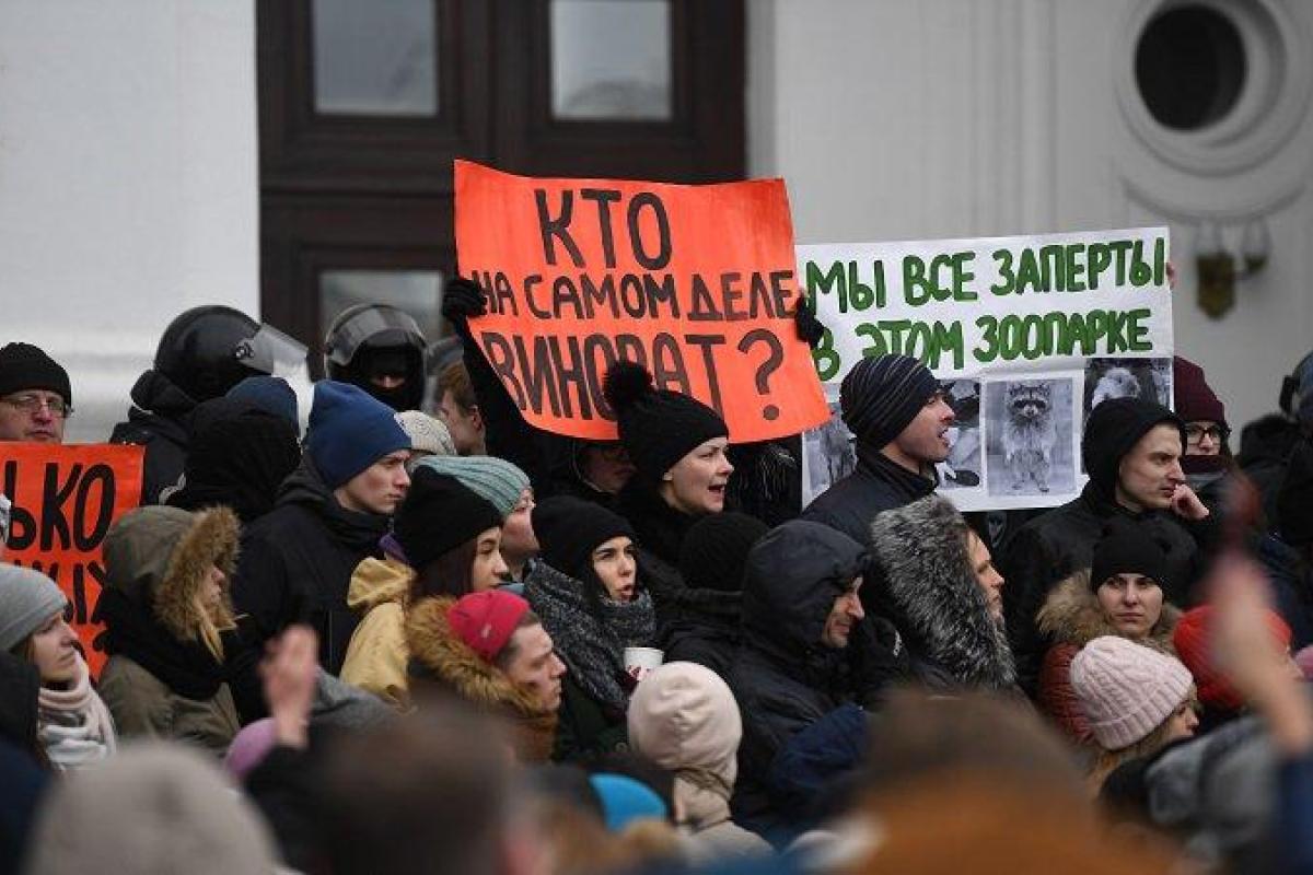 Смертельный пожар в Кемерово: люди на митинге кричат и требуют правды, а губернатор называет их «бузотерами» Смертельный пожар в Кемерово: люди на митинге кричат и требуют правды, а губернатор называет их «бузотерами»