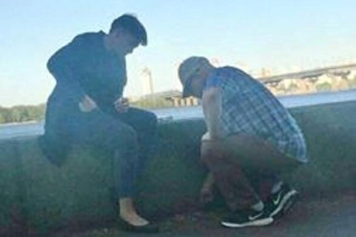 Жгли на улице документы и растирали пепел: всплыли интересные фото Савченко и Рубана Жгли на улице документы и растирали пепел: всплыли интересные фото Савченко и Рубана