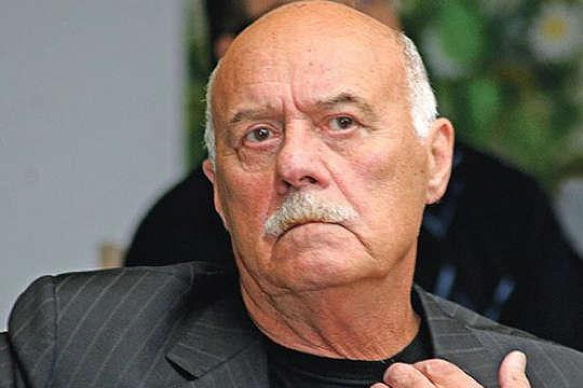 Знаменитого режиссера, депутата Госдумы РФ обвинили в сексуальных домогательствах Знаменитого режиссера, депутата Госдумы РФ обвинили в сексуальных домогательствах