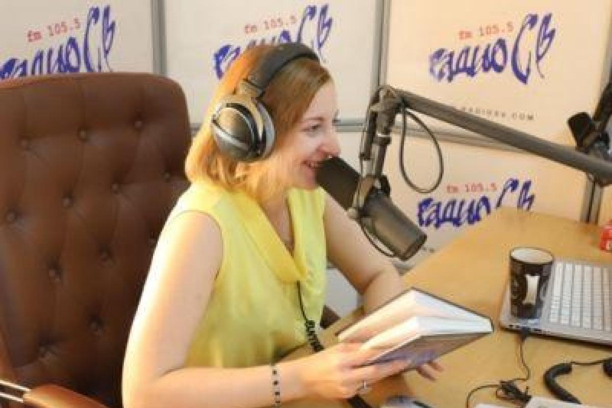 Российская ведущая радио назвала граждан РФ, проголосовавших за Путина, приматами