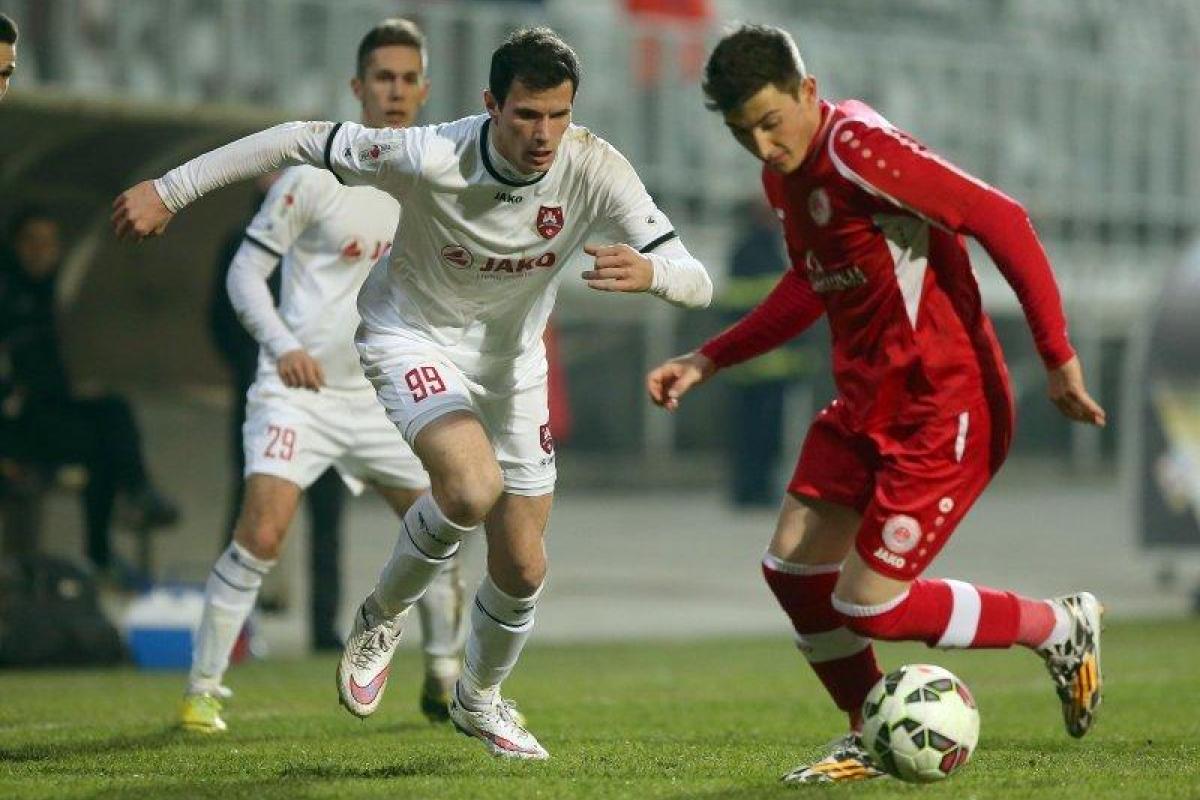 Хорватский футболист во время матча получил смертельный удар мячом: видео