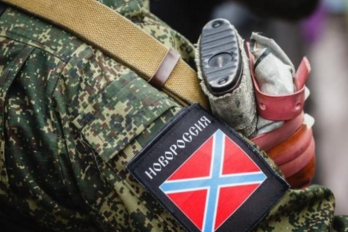 На "путинском" концерте в Крыму у боевика из ОРДЛО забрали флаг "Новороссии" На "путинском" концерте в Крыму у боевика из ОРДЛО забрали флаг "Новороссии"