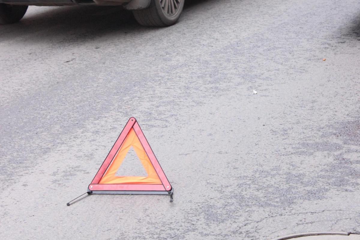 В Москве автомобиль врезался в остановку: есть пострадавшие