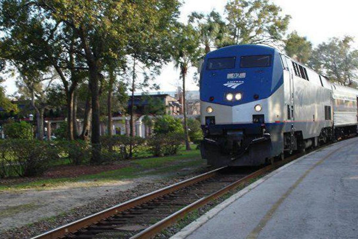 В США поезд протаранил цистерну с соляной кислотой, есть пострадавшие