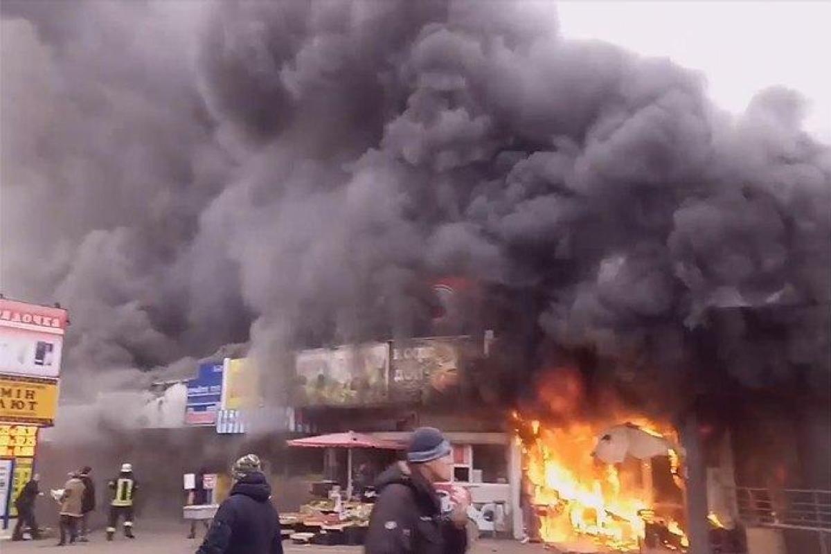 Мощный пожар в Киеве: горит станция метро "Левобережная" - кадры