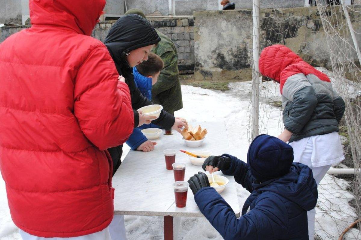 В ОРЛО дети массово отравились, отведав "полевой кухни"