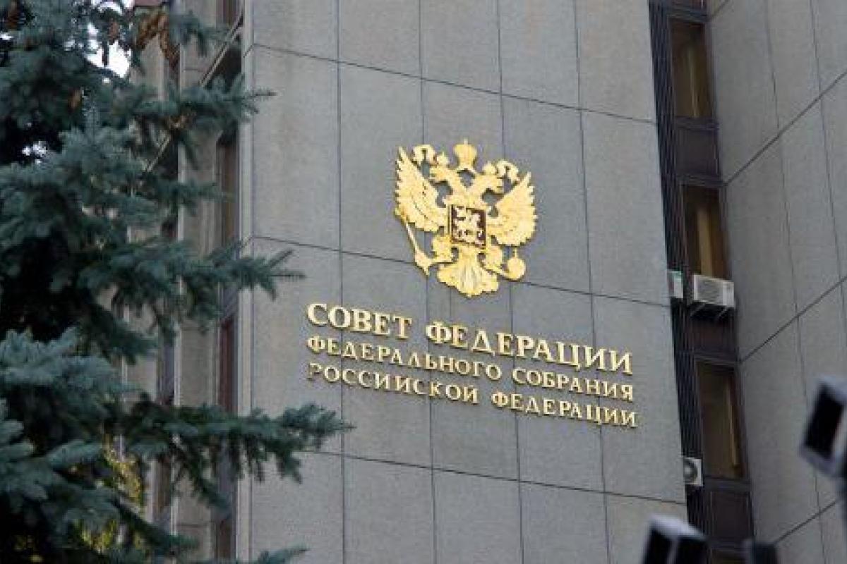 В Москве загорелся мужчина, бросавший под зданием российского Совфеда «коктейли Молотова» В Москве загорелся мужчина, бросавший под зданием российского Совфеда «коктейли Молотова»
