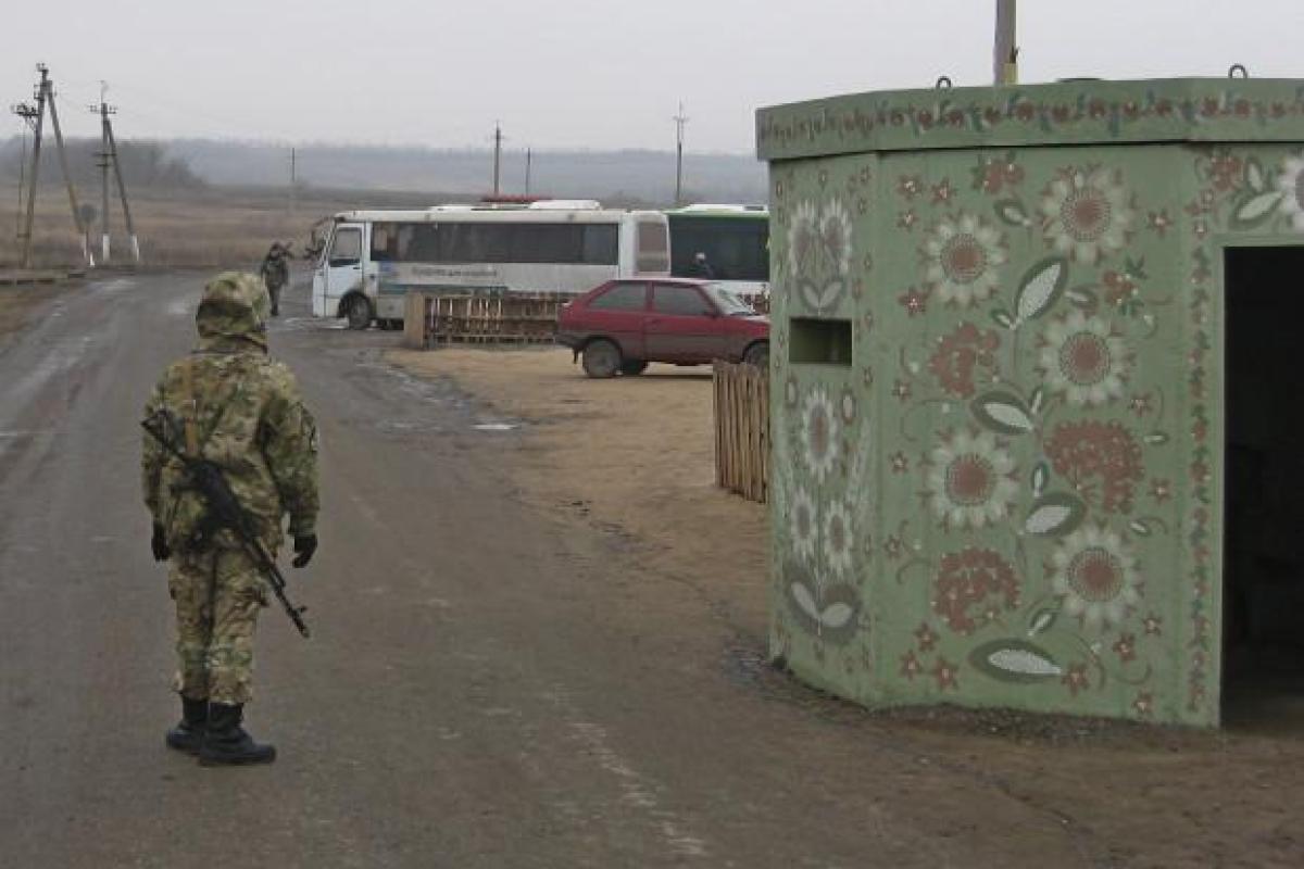 На Донбассе в очереди на КПВВ у мужчины остановилось сердце На Донбассе в очереди на КПВВ у мужчины остановилось сердце