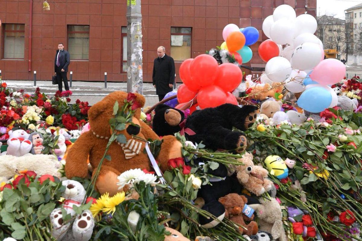В Кемерово люди рыдают, потеряв близких, а российские политики жалеют Путина в связи с трагедией