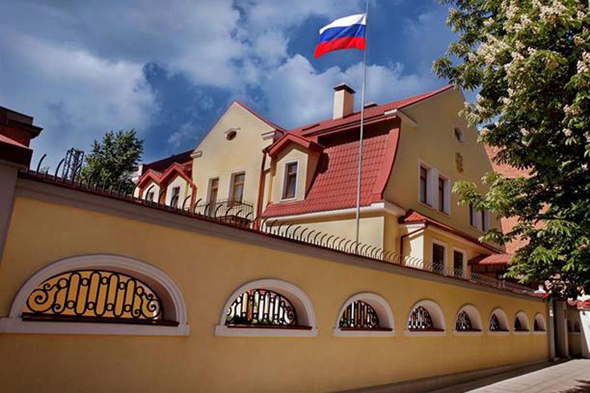 Возле посольства РФ в Харькове поставили гроб с куклой Путина: фото Возле посольства РФ в Харькове поставили гроб с куклой Путина: фото