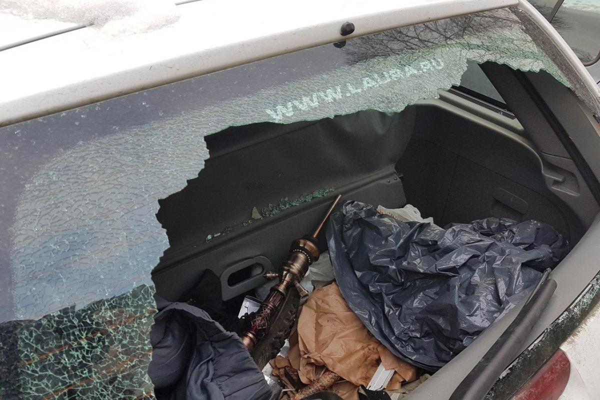В Питере боевику из банды "Призрак" разбили машину за флаг "Новороссии"