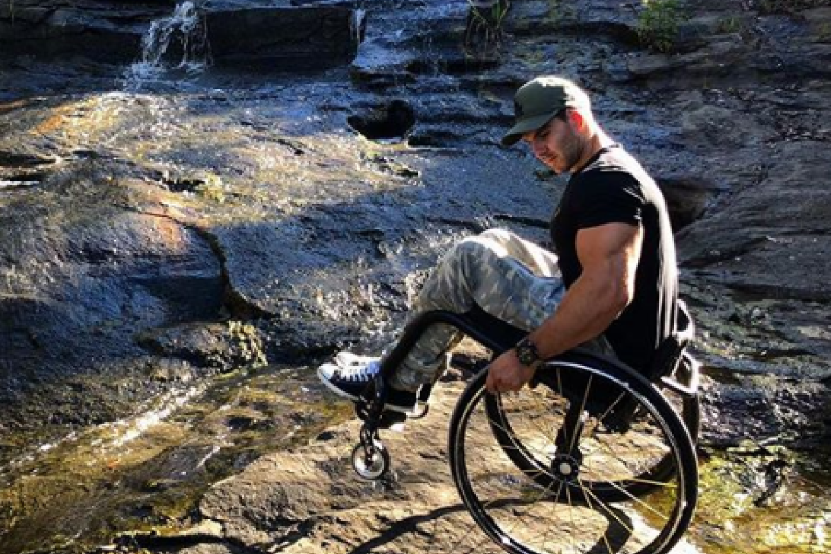 Шел на руках: Инвалид-колясочник самостоятельно покорил гору Эверест