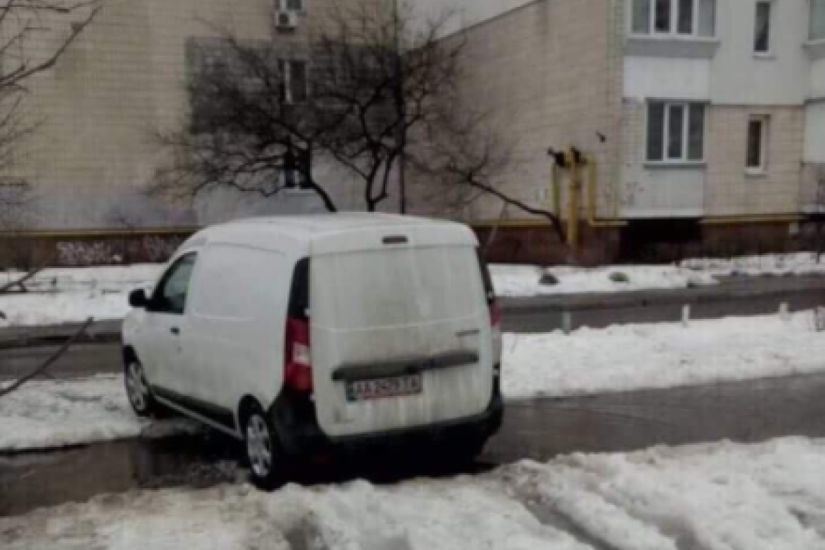 Пытался украсть девочку: киевляне заметили подозрительного мужчину возле школы Пытался украсть девочку: киевляне заметили подозрительного мужчину возле школы