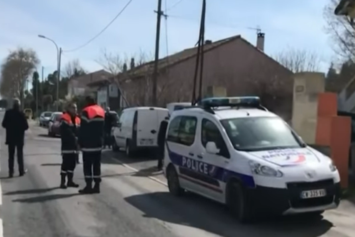 Во Франции террорист захватил заложников в супермаркете, есть жертвы