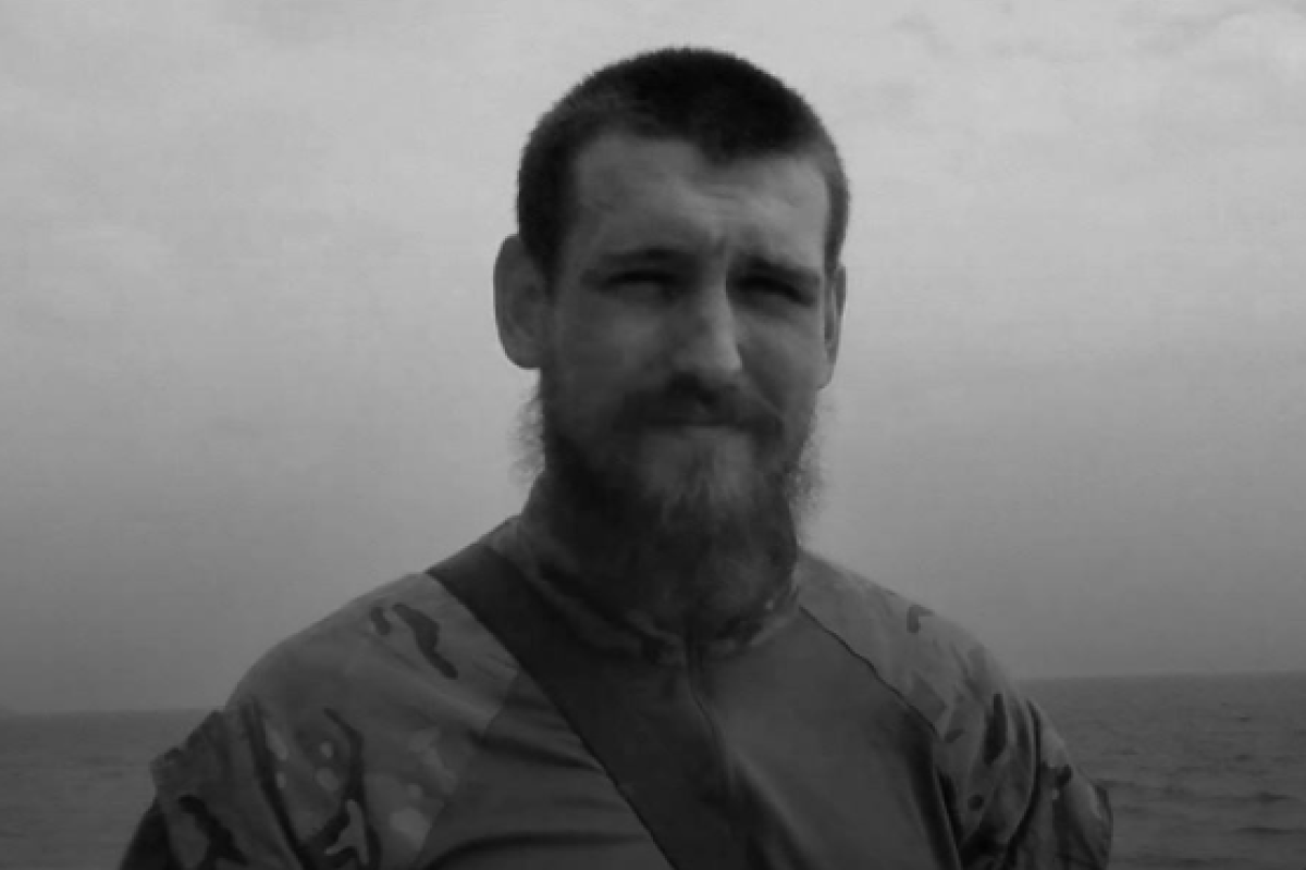 От пули вражеского снайпера погиб боец полка "Азов" с позывным "Баррет" От пули вражеского снайпера погиб боец полка "Азов" с позывным "Баррет"