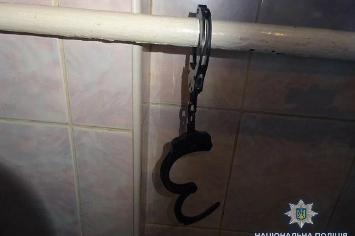 Приковал наручниками к батарее: киевлянин взял в заложники квартиранта Приковал наручниками к батарее: киевлянин взял в заложники квартиранта