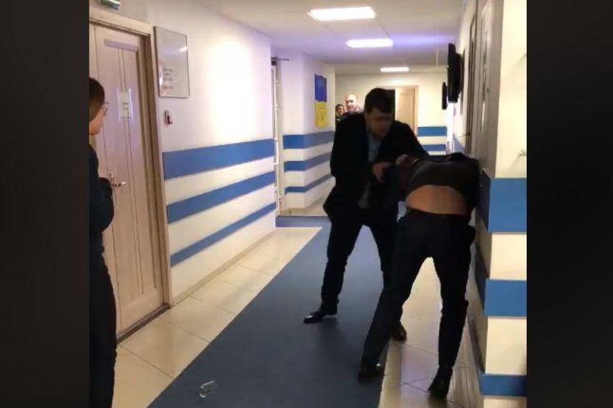 "Из-за правок Лозового пролилась первая кровь": в эфире украинского ТВ подрались нардепы