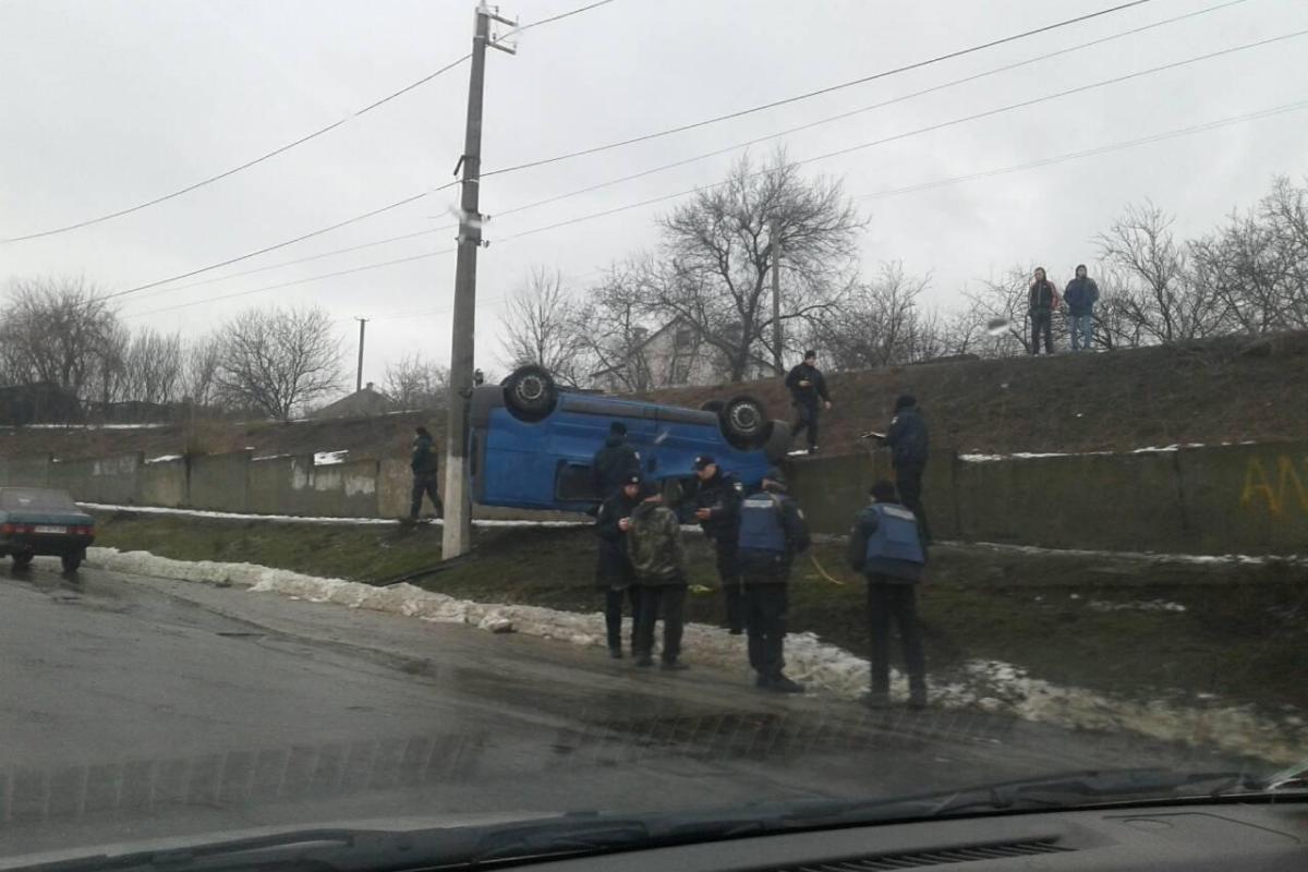 Авария в Лисичанске: микроавтобус вылетел на тротуар и приземлился на крышу Авария в Лисичанске: микроавтобус вылетел на тротуар и приземлился на крышу