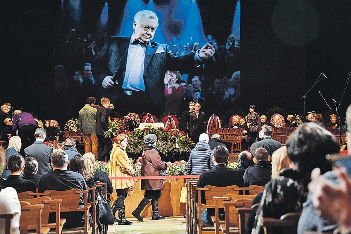 Похороны Олега Табакова: "бойкот" старшей дочери и угрозы священнику Похороны Олега Табакова: "бойкот" старшей дочери и угрозы священнику