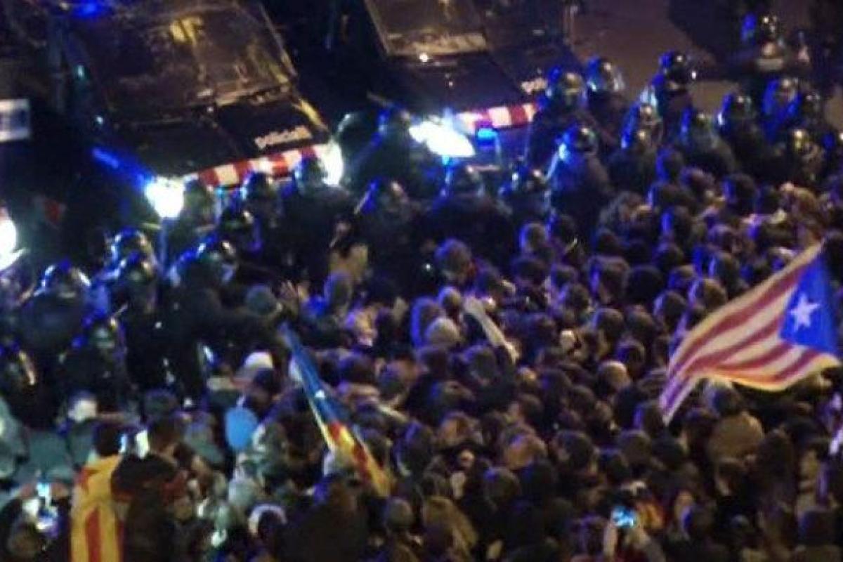 В Каталонии начались беспорядки в связи с арестом Пучдемона В Каталонии начались беспорядки в связи с арестом Пучдемона